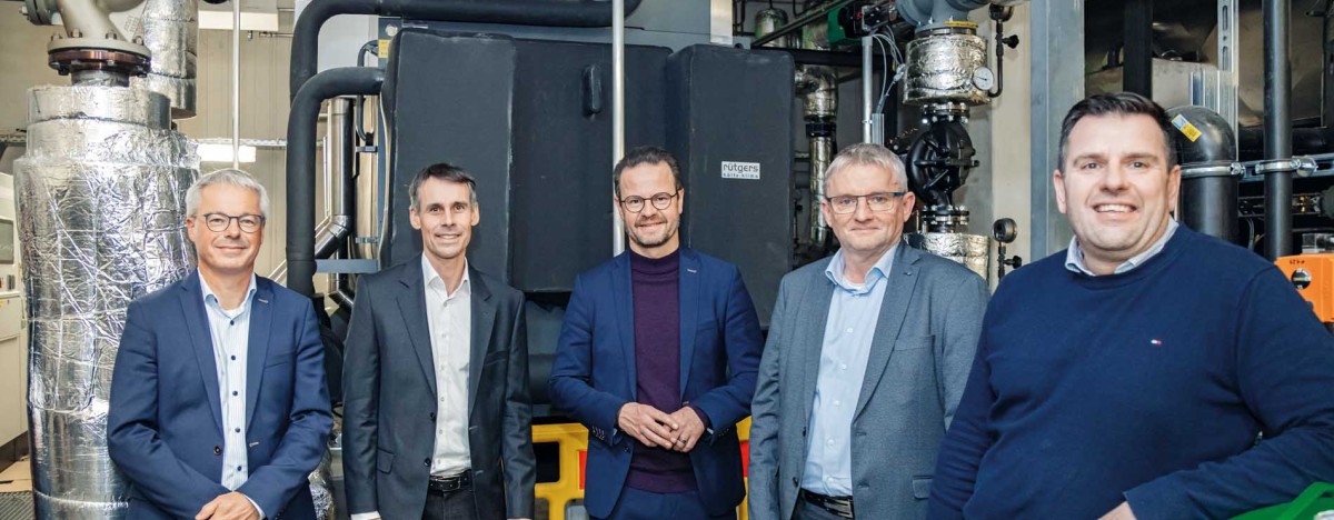 V.l.n.r.: Heiko Engelhardt, Geschäftsführer BurdaDruck, Christian Linz, Projektleiter Wärmeversorgung Offenburg, Marco Steffens, Oberbürgermeister der Stadt Offenburg, Martin Wenz, Geschäftsführer Wärmeversorgung Offenburg, und Wolfgang Kienzle, Werkleiter BurdaDruck, beim Rundgang mit den Medienvertretern.